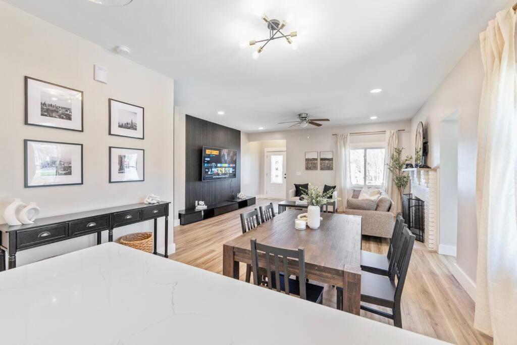 Brand New Cozy Modern Bungalow W/Hot Tub+Movieroom 7 Min From Uptown Charlotte Esterno foto